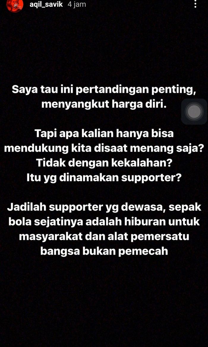 Kiper Persib Bandung, Aqil Savik, menuliskan keluh kesahnya di Instagram usai mobil kakaknya diserang oknum suporter.