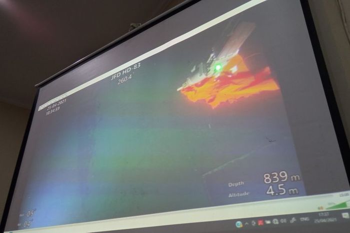 Satu foto baju keselamatan awak kapal MK 11 yang berhasil diangkat ROV Singapura dari bagian KRI Nanggala-402, ditunjukan TNI AL, di Base Ops Lanud I Gusti Ngurah Rai, Bali, Minggu (25/4/2021).
