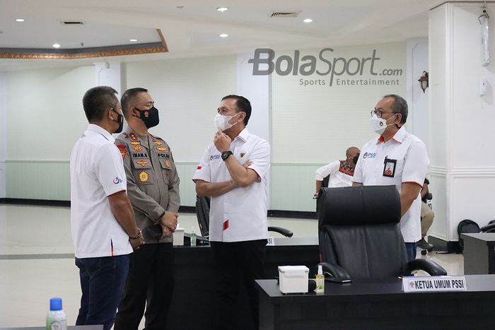 Direktur Operasional PT LIB (Liga Indonesia Baru), Sudjarno (paling kiri); Asops Kapolri, Irjen Imam Sugianto; Ketua Umum PSSI, Mochamad Iriawan; dan Direktur Utama PT LIB, Akhmad Hadian Lukita (paling kanan) bertemu di Kemenpora, Senayan, Jakarta 27 April 2021.