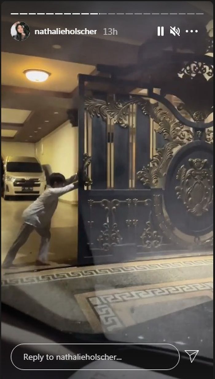Ferdinan membukakan pintu gerbang untuk Nathalie Holscher