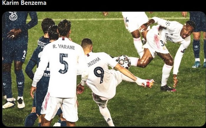 Penyerang Real Madrid, Karim Benzema, mencetak gol penyama kedudukan dengan tembakan voli kaki kana dalam laga kontra Chelsea di semifinal Liga Champions