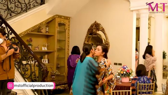 Furniture rumah Mayangsari didominasi warna emas