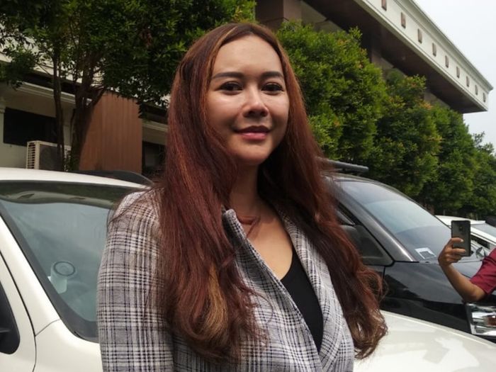 Aura Kasih saat ditemui Grid.ID di Pengadilan Agama Jakarta Selatan, Rabu (28/4/2021).