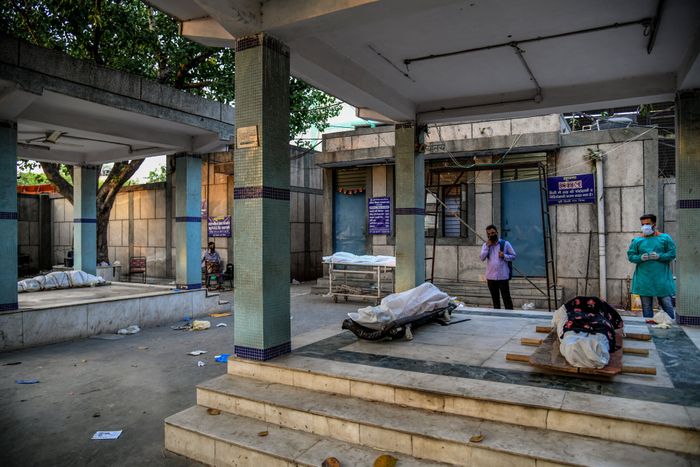 Mayat pasien Covid-19 menunggu kremasi pada hari Jumat 26/4 di East Delhi.