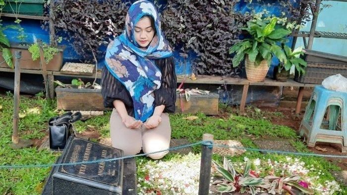 Nia Anggia adik <a href='https://palembang.tribunnews.com/tag/julia-perez' title='Julia Perez'>Julia Perez</a>, saat ziarah ke makam sang kakak di TPU Pondok Ranggon, Jakarta Timur, Senin (12/4/2021). 