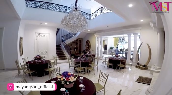 Lampu gantung kristal rumah Mayangsari