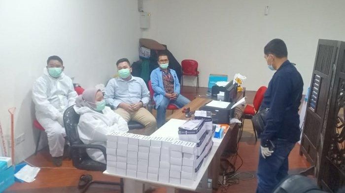 Tim Polda Sumut melakukan penggerebekan layanan rapid test antigen di lantai II Bandara Kualanamu, Selasa (27/4/2021).