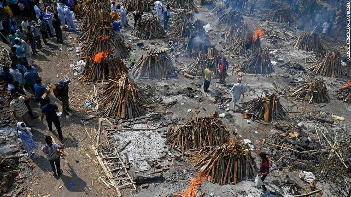 Pemandangan mengerikan kremasi 'antre' di New Delhi, India, awal April. ledakan kasus Covid-19 varian baru di India disebut bisa menyerang ke seluruh dunia jika dunia abai akan kondisi India saat ini
