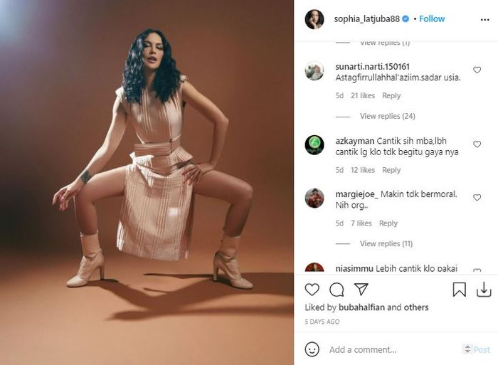 Komentar netizen mengkritik tampilan Sophia Latjuba