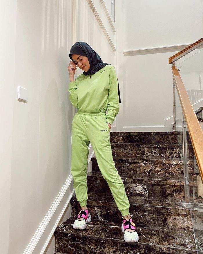 OOTD <a href='https://medan.tribunnews.com/tag/olla-ramlan' title='Olla Ramlan'>Olla Ramlan</a> kenakan one set berwarna hijau