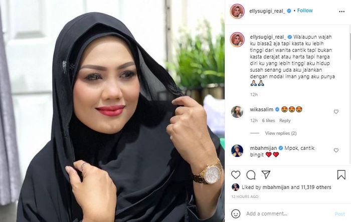 Penampilan cantik Elly Sugigi saat selfie
Â