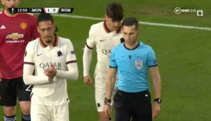 Bek AS Roma, Chris Smalling, bertepuk tangan saat timnya mendapat penalti dalam laga melawan Manchester United.
