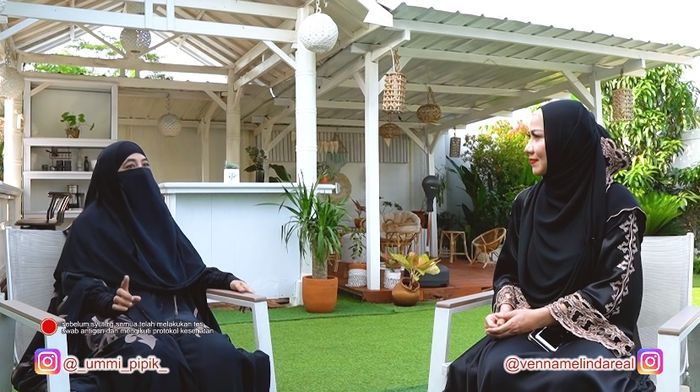 Tak hanya soal poligami, Umi Pipik juga membongkar malam pertama dirinya dengan Ustaz Jefri Al Buchori alias Uje.