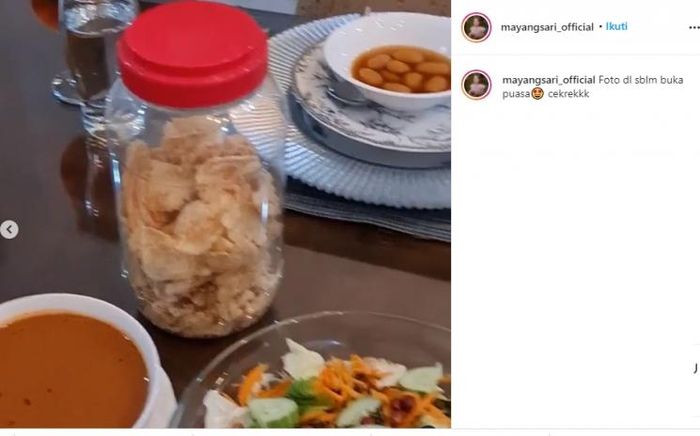 Toples merah yang berisi emping bikin salah fokus netizen saat Mayangsari mengunggah foto buka puasa bareng suami.