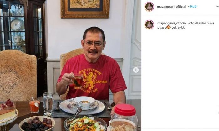 Bambang Trihatmodjo, suami Mayangsari, saat berbuka puasa baru-baru ini. 