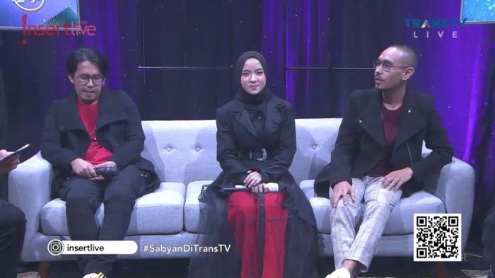 Nissa Sabyan dan Ayus Sabyan selalu mengenakan baju couple.