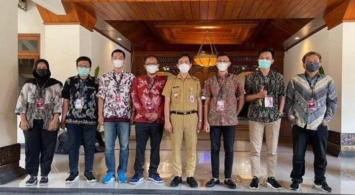 Gibran Rakabuming Raka and his staff and PBESI Surakarta