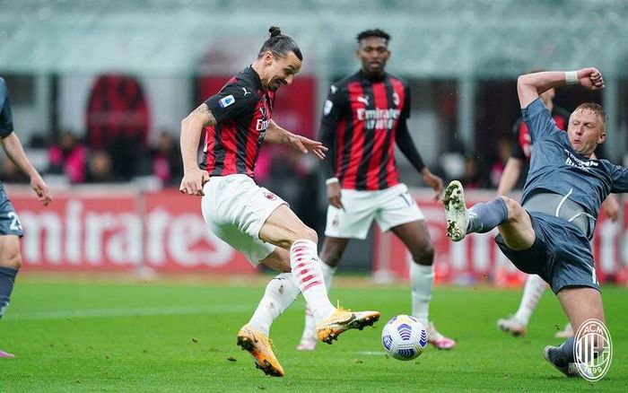  Zlatan Ibrahimovic masih puasa gol, tetapi AC Milan berhasil mengungguli Benevento pada babak pertama laga Liga Italia.
