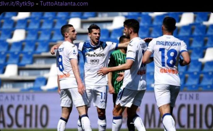 Para pemain Atalanta merayakan gol Robin Gosens dalam laga kontra Sassuolo