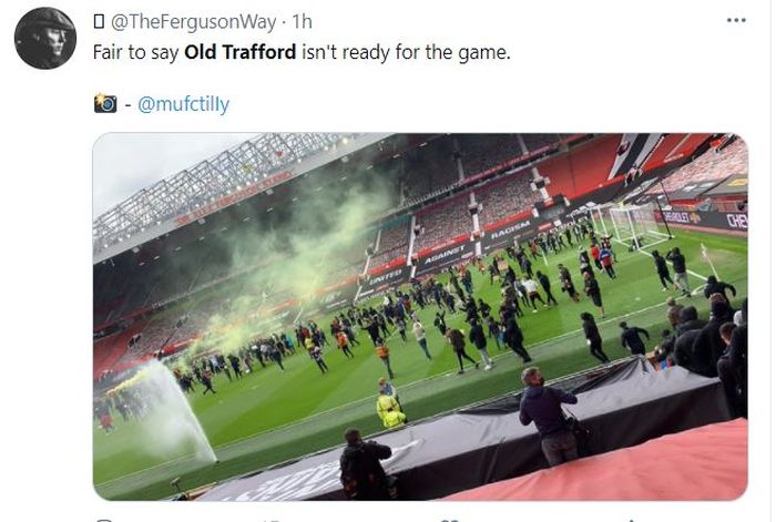 Fans Manchester United merusuh di Stadion Old Trafford, jelang laga melawan Liverpool Minggu (2/5/2021).