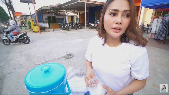 Intan Ratna Juwita jual es kelapa muda
