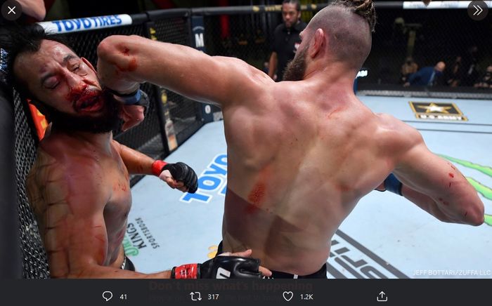 Pukulan siku petarung kelas berat ringan, Jiri Prochazka, membuat Dominick Reyes KO pada pertarungan utama UFC Vegas 25 di UFC APEX, Las Vegas, AS, 2 Mei 2021.