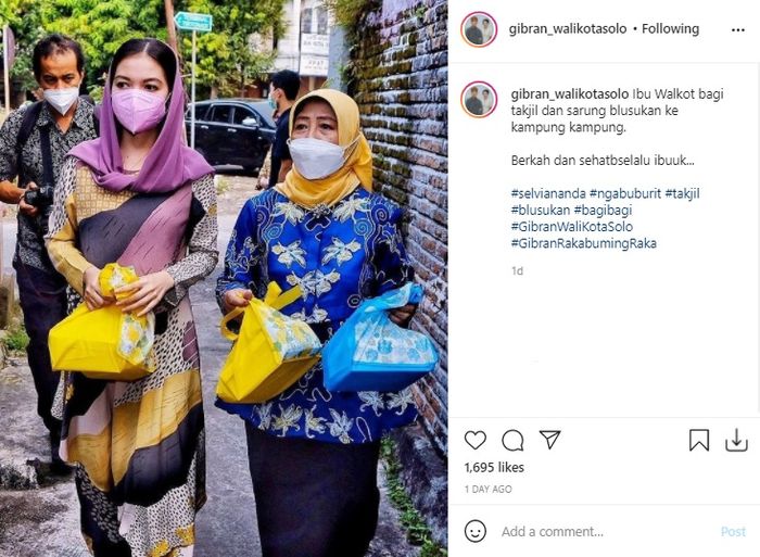 Selvi Ananda saat bagi-bagi takjil