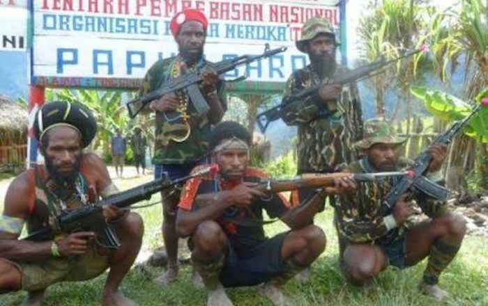 Ilustrasi KKB Papua atau Tentara Pembebasan Nasional Papua Barat-Organisasi Papua Merdeka (TPNPB - OPM) saat berpose dengan senjata laras panjang.