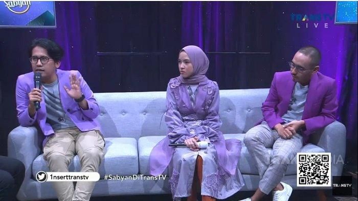 Nissa Sabyan dan Ayus Sabyan berjauhan duduknya sedangkan dengan personel lain dekat