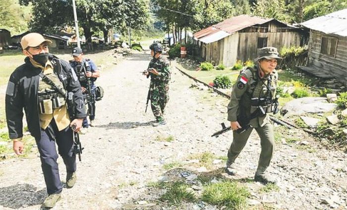 SUSURI WILAYAH: Aparat keamanan berjaga di Distrik Beoga, Kabupaten Puncak, Papua. 