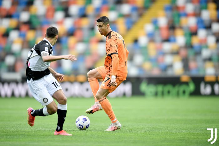 Cristiano Ronaldo saat berduel dengan pemain Udinese pada laga Udinese Vs Juventus, Minggu (2/5/2021)