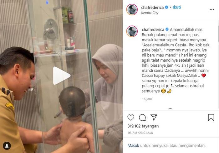 Chacha Frederica membagikan aktivitasnya bersama sang suami, Dico Ganinduto, yang tengah memandikan buah hati mereka, Cassia Shakir Ganinduto.  