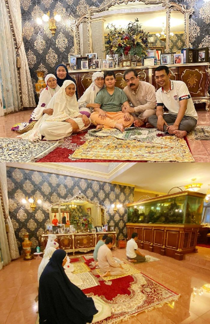Penampakkan rumah artis area ruang tamu Inul Daratista yang bernuansa emas nan mewah.
