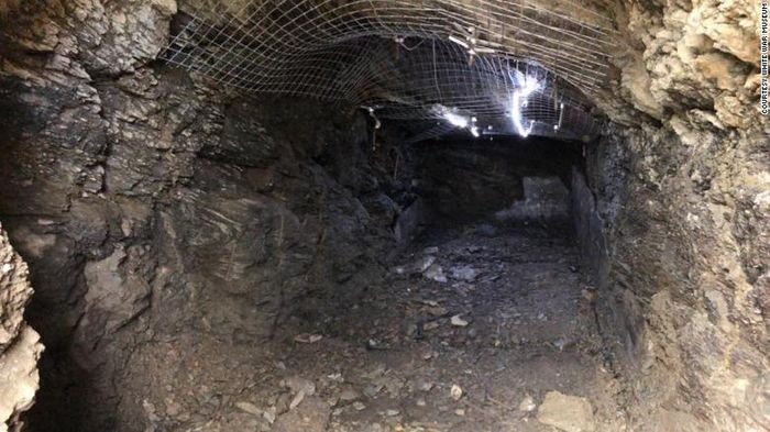 Gua Penampungan Perang Dunia I yang tersingkap oleh mencairnya gletser di Italia.