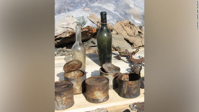 Botol-botol dan kaleng-kaleng merupakan beberapa aftefak peninggalan Perang Dunia I yang ada di gua di Gunung Scorluzzo.