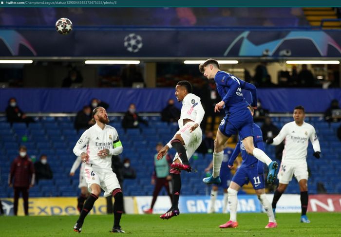 Kai Havertz menyundul bola pada laga kontra Real Madrid dalam leg kedua semifinal Liga Champions di Stamford Bridge.