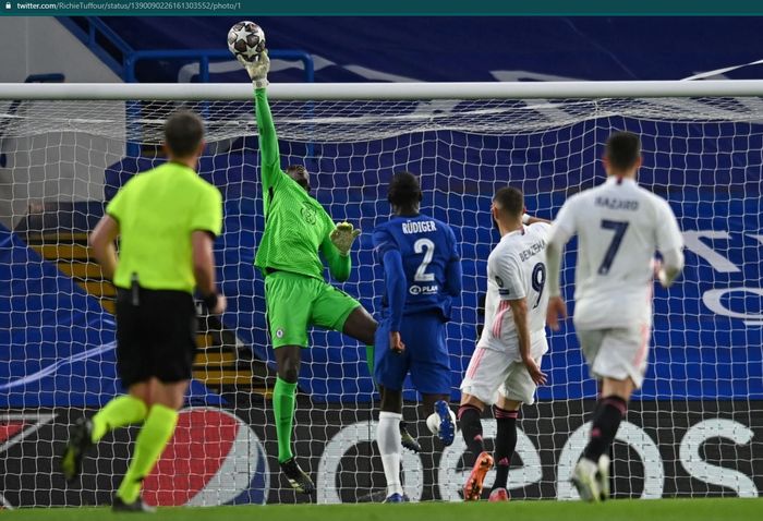 Aksi Edouard Mendy menyelamatkan gawang Chelsea pada laga leg kedua semifinal Liga Champions melawan Real Madrid di Stamford Bridge.
