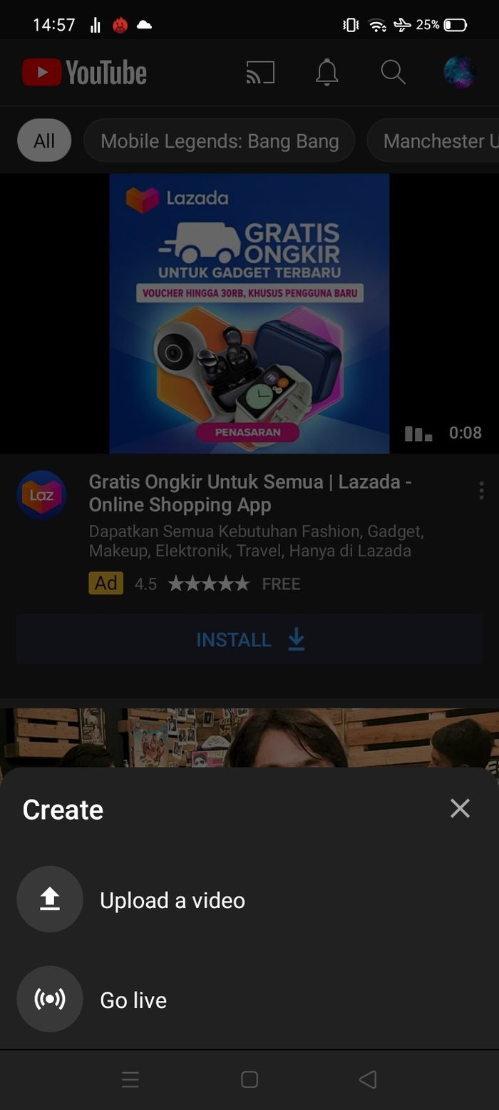 Langkah 1 cara upload video ke YouTube lewat HP.