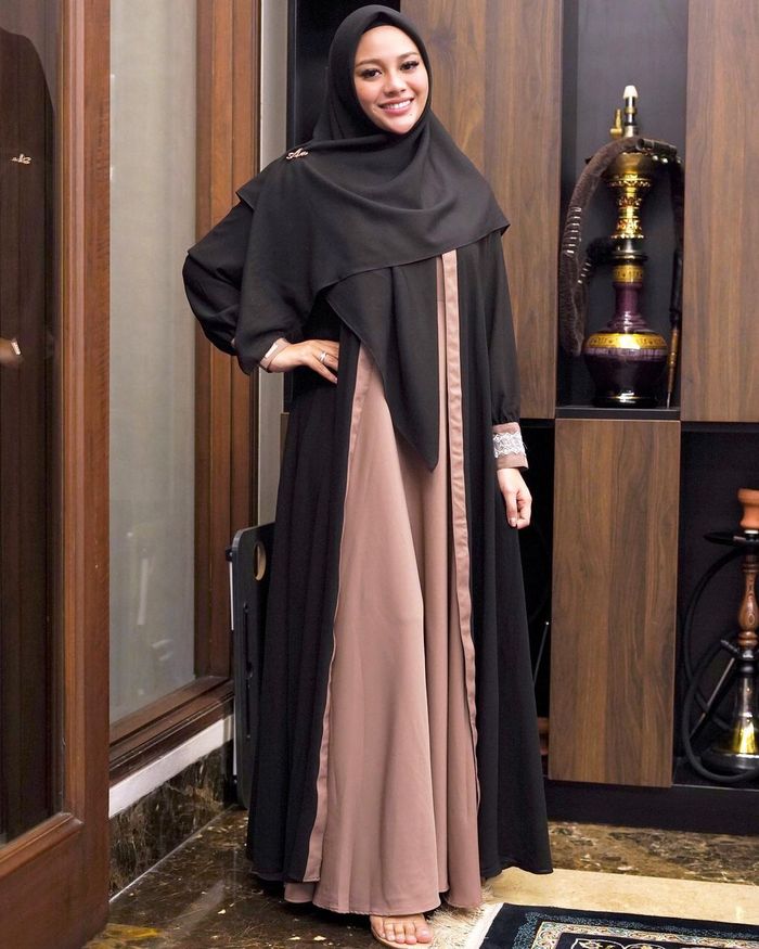 Penampilan Syar'i Aurel Hermasnyah Dalam Balutan Abaya yang Banjir Pujian Netizen