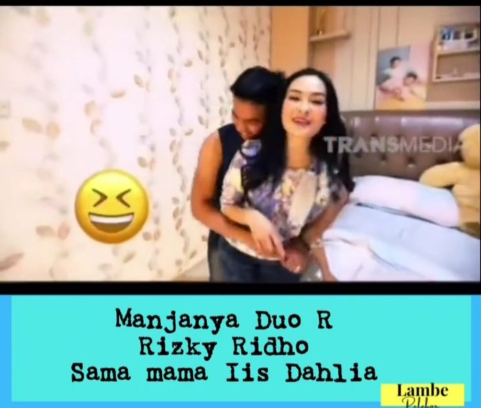 Momen Rizki DA peluk Iis Dahlia dari belakang.