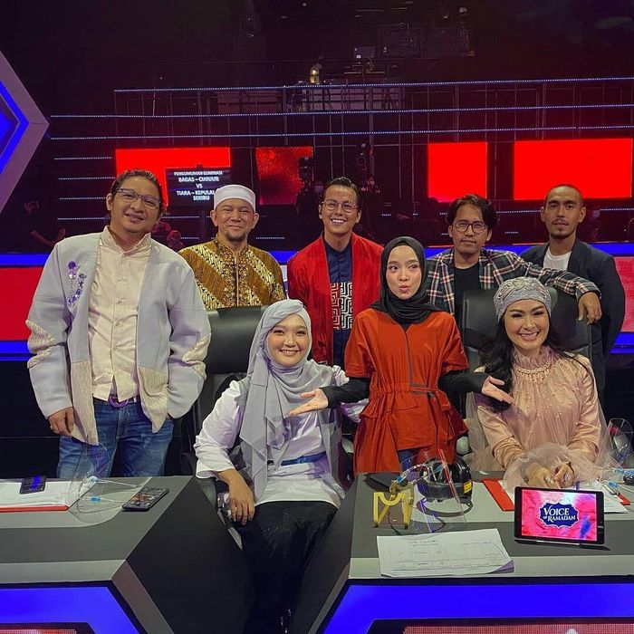 Pamer foto bareng Nissa Sabyan dan Ayus Sabyan. mulut Iis Dahlia kembali makan korban saat bertemu Sabyan Gambus di panggung televisi.