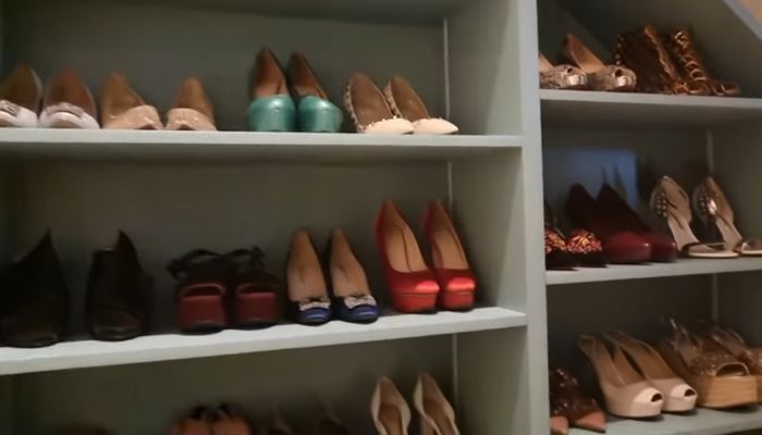 Rak sepatu yang tertata rapi di rumah artis <a href='https://makassar.tribunnews.com/tag/zaskia-sungkar' title='Zaskia Sungkar'>Zaskia Sungkar</a> dan <a href='https://makassar.tribunnews.com/tag/irwansyah' title='Irwansyah'>Irwansyah</a>.