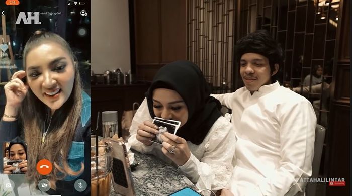 Atta Halilintar dan istrinya saat memberi kabar Aurel hamil kepada Ashanty