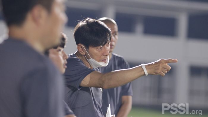 Pelatih timnas Indonesia, Shin Tae-yong, sudah memimpin sesi latihan pada Jumat (7/5/2021)