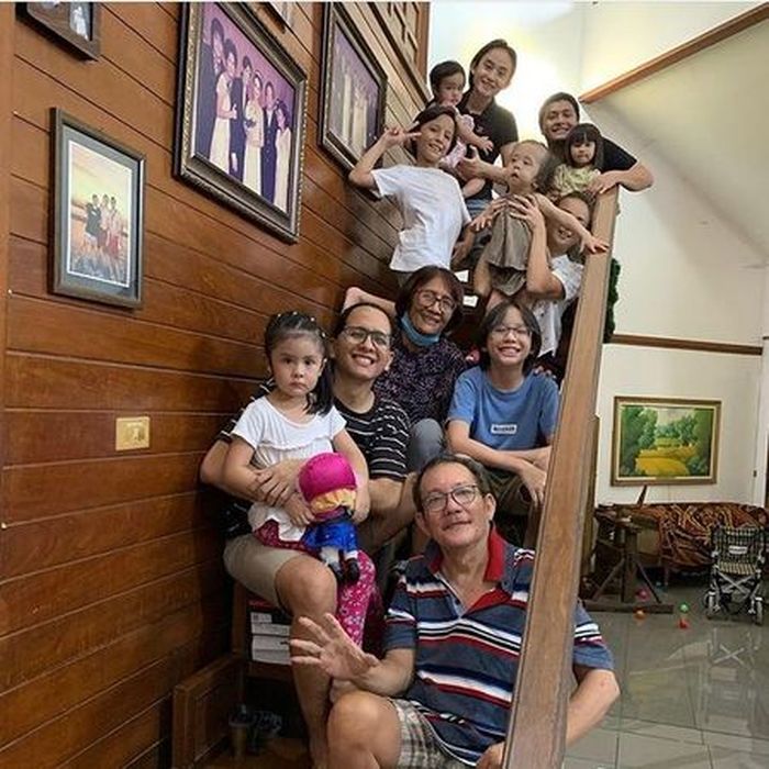 Foto ayah Raditya Oloan bersama keluarga besarnya. Sosok panutan bapak yang rela tanggung dosa saat sang anak ingin gugurkan calon cucunya.