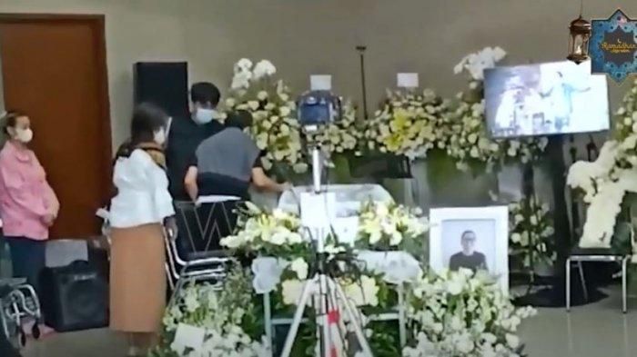 Foto ayah Raditya Oloan menangis pilu di depan jenazah suami Joanna Alexandra. Sosok panutan yang rela tanggung dosa saat sang anak ingin gugurkan calon cucunya.