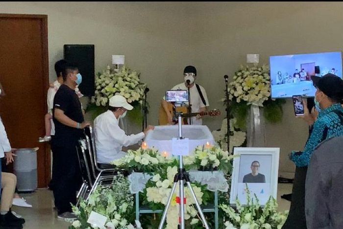 Ayah Raditya Oloan (bertopi putih) duduk di dekat peti jenazah anaknya, di Rumah Duka RSPAD Gatot Subroto, Jumat (7/5/2021). Foto ayah Raditya Oloan penuh pilu menjadi panutan sang anak.