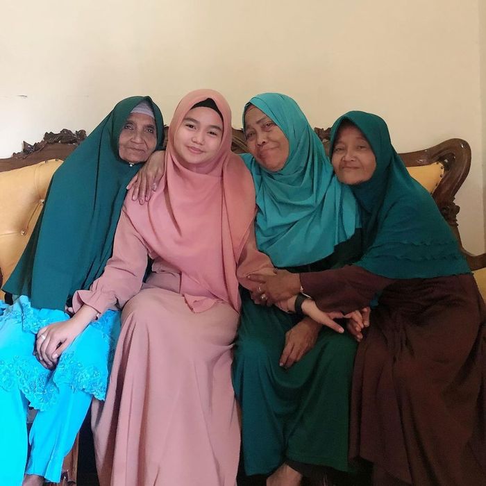 Foto Aulia DA pakai hijab yang bikin adem saat bersama para nenek di keluarganya. Aulia DA mengaku bangga sebagai anak pemulung.