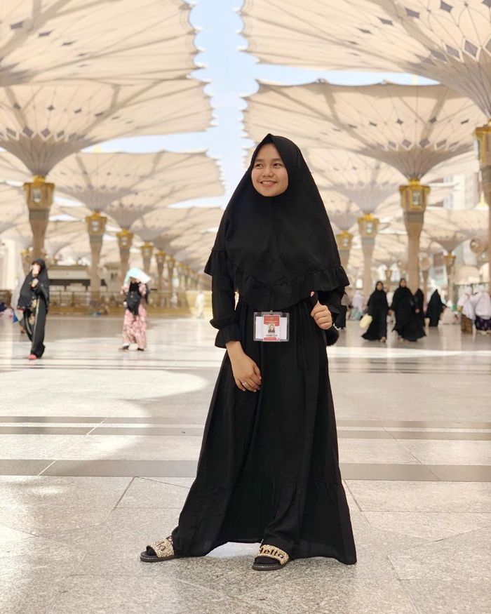 Foto Aulia DA pakai hijab bikin adem saat bergaya di Tanah Suci Mekkah. Pedangdut kondang yang berani tolak cinta Nassar.