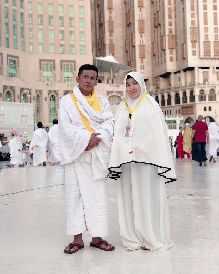 Foto Aulia DA pakai hijab yang bikin adem saat bersama keluarganya di Tanah Suci Mekkah. Sukses jadi pedangdut, Aulia boyong keluarganya umrah.